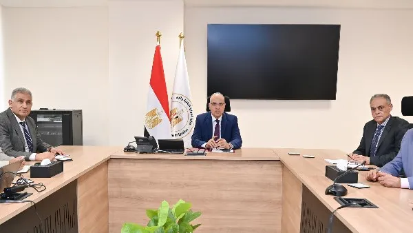 وزير الموارد المائية يناقش تأهيل نظام الري في وادي النقرة لمواجهة التغيرات المناخية