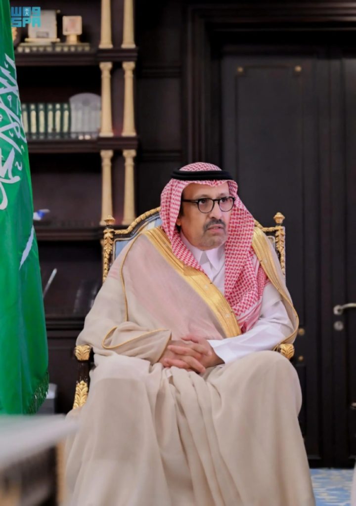 أمير الباحة يستعرض تقرير