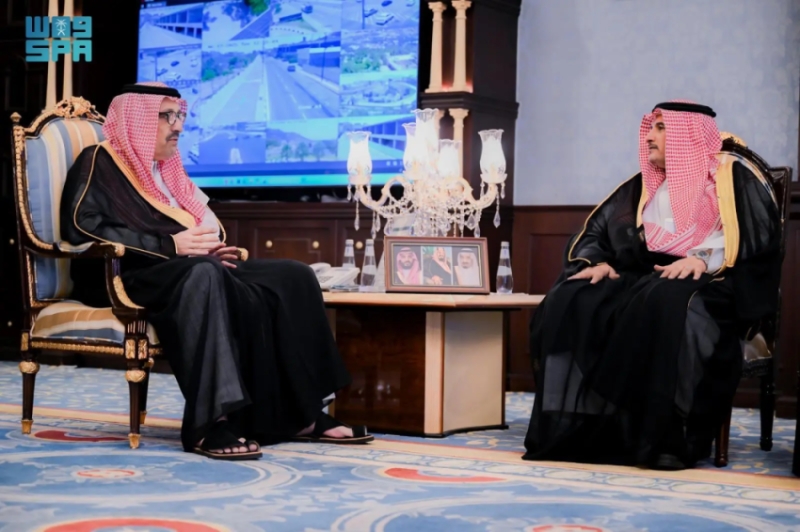 أمير الباحة يستعرض تقرير