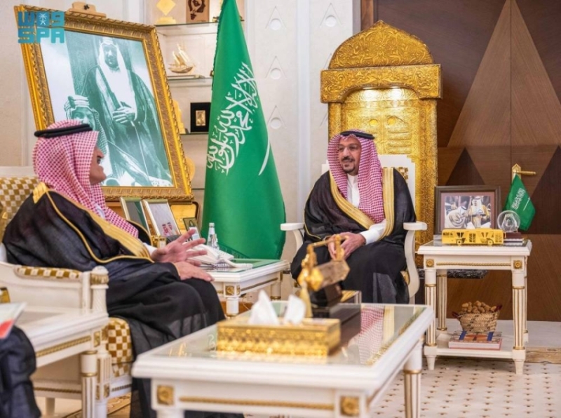أمير القصيم يستعرض حاضنة