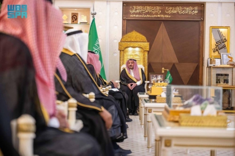 أمير القصيم يستلم التقرير
