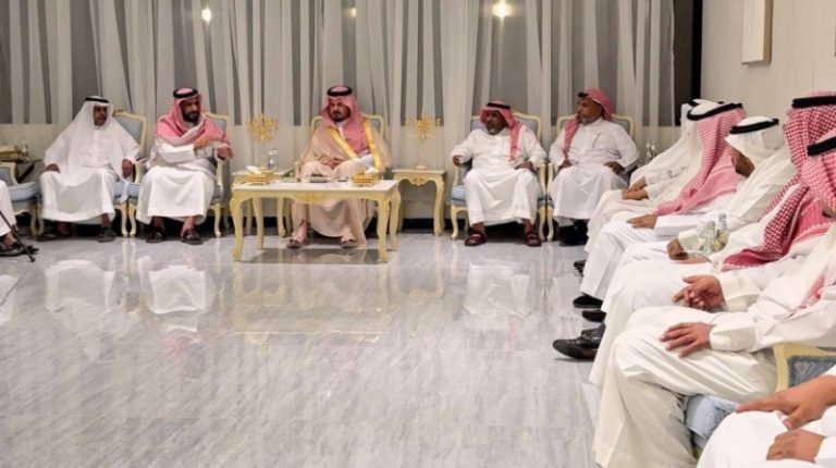 أمير المدينة المنورة يقدم عزاءه للهجاري وذويه في وفاة والدتهم