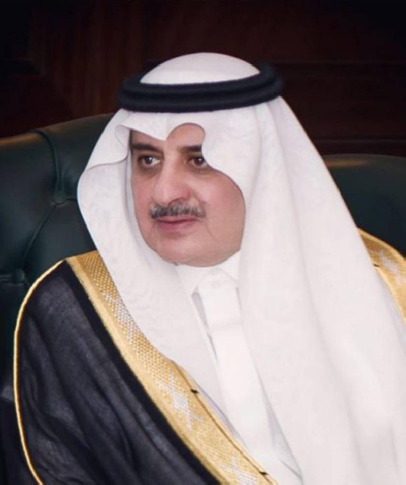 أمير تبوك يقدم التهاني