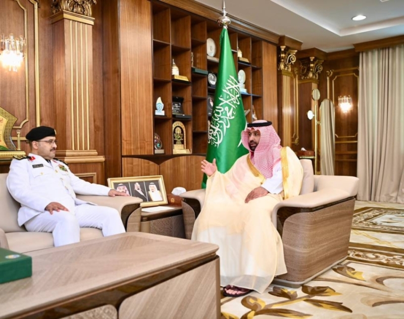 أمير جازان يستعرض إنجازات