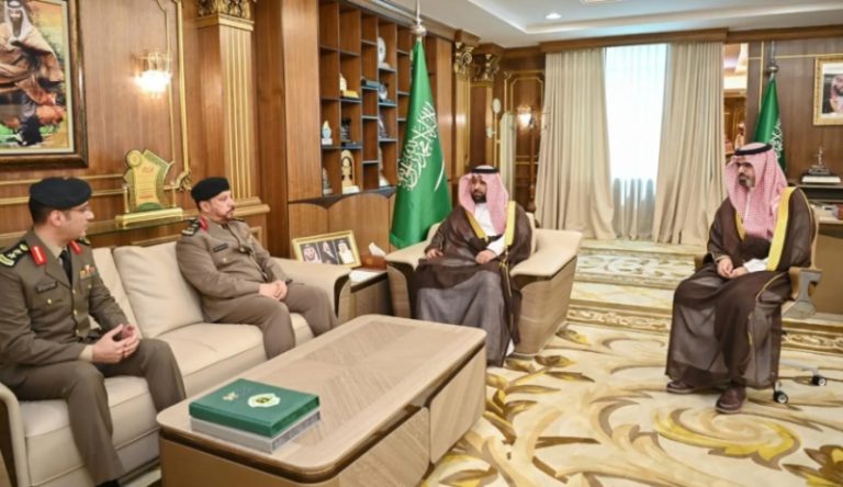 أمير جازان يستلم التقرير السنوي لإدارة المرور بمنطقته