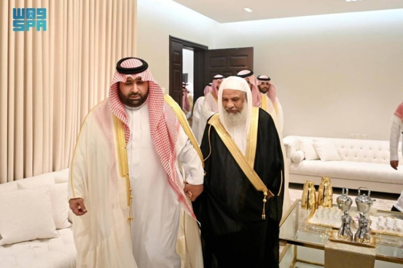 أمير جازان يقدم التهاني