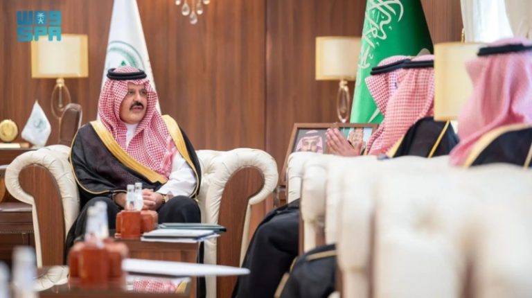 أمير حائل يستعرض أحدث تطورات المشاريع التنموية في المنطقة