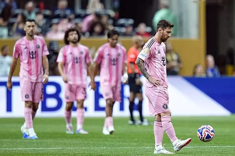 إبراهيموفيتش: ميسي يلعب مع