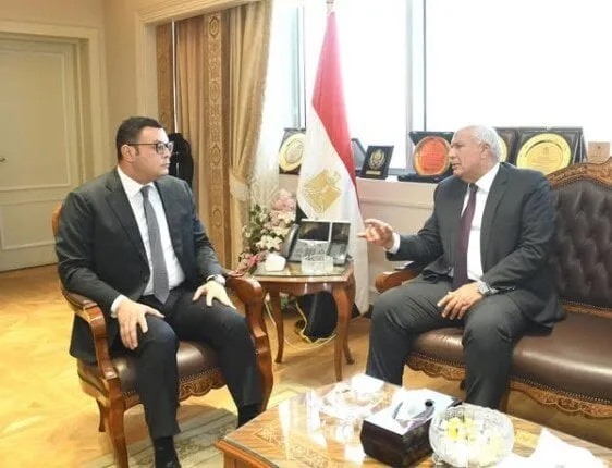 اجتماع وزير الإسكان ومحافظ الوادي الجديد لتعزيز التعاون في مجال المياه