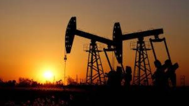 ارتفاع النفط نحو مكاسب أسبوعية