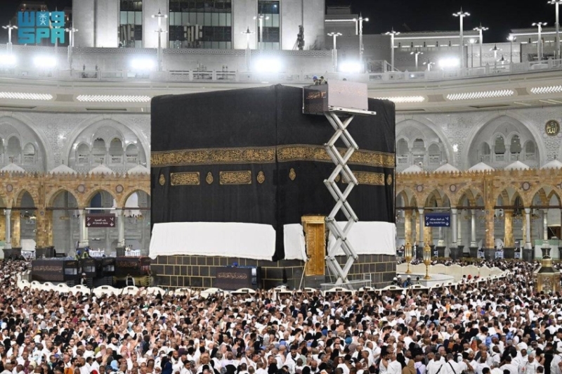 استكمال استبدال كسوة الكعبة