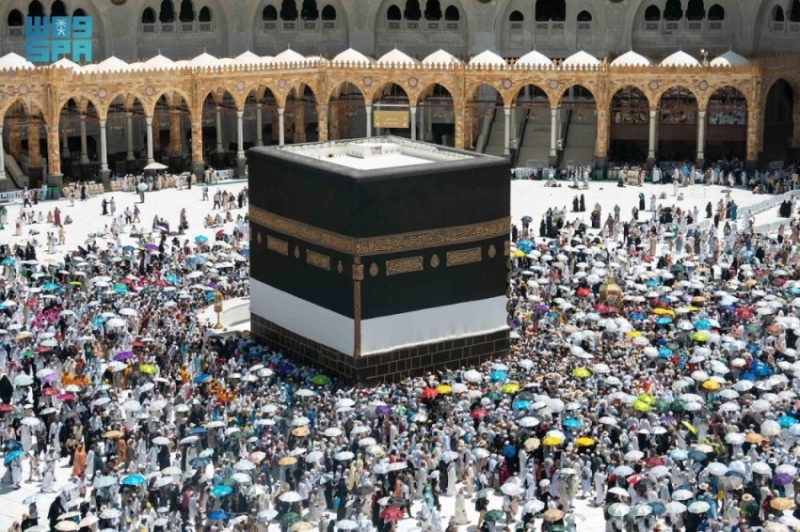 الحجاج المتعجلون ينهون طواف