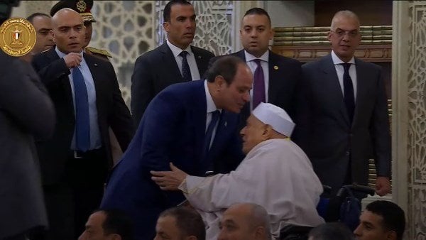 الرئيس السيسي يباشر بقبلة