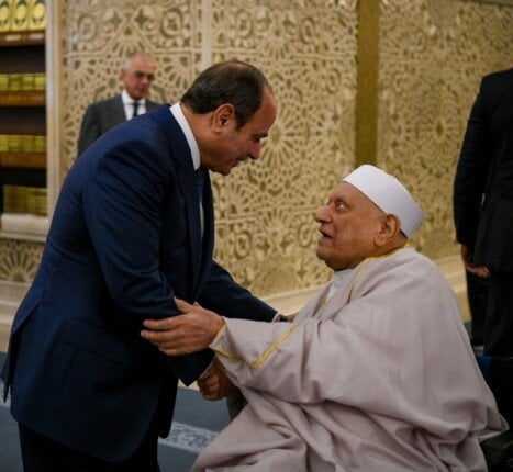 الرئيس السيسي يقبّل رأس