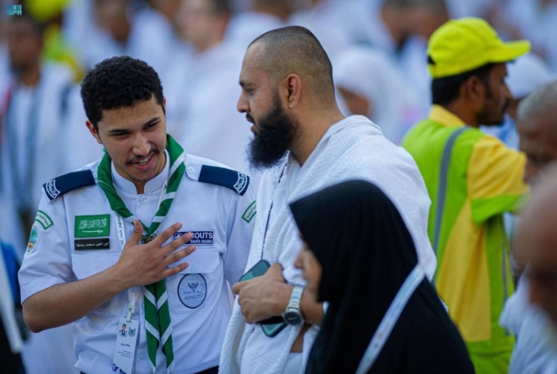 الكشافة يواصلون مساعدة الحجاج