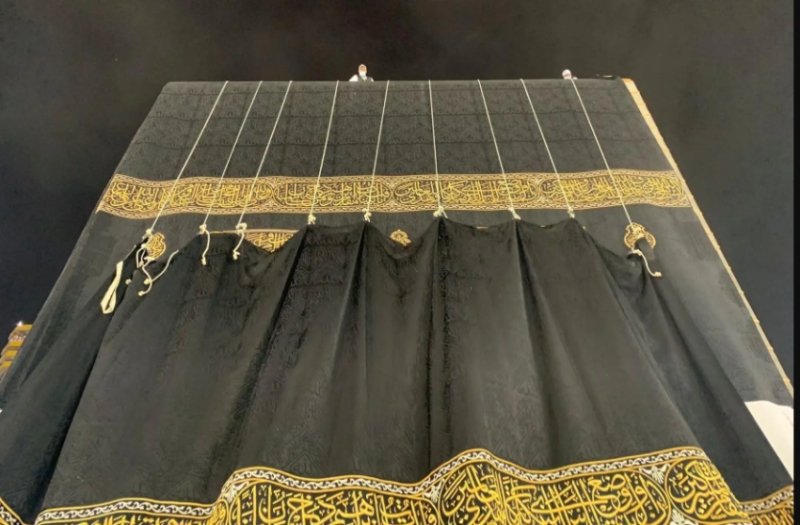 الكعبة المشرّفة تكتسي بكسوتها
