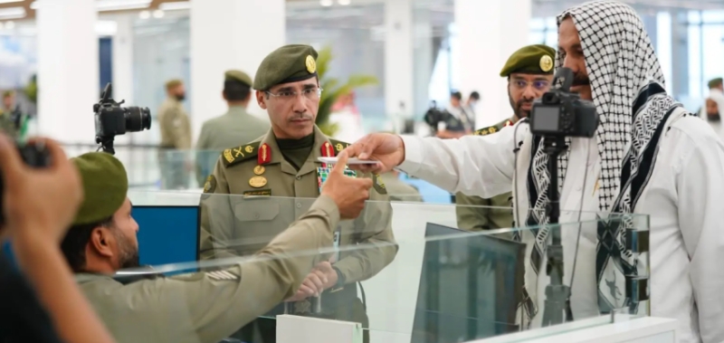 اللواء المربع يراجع الخدمات