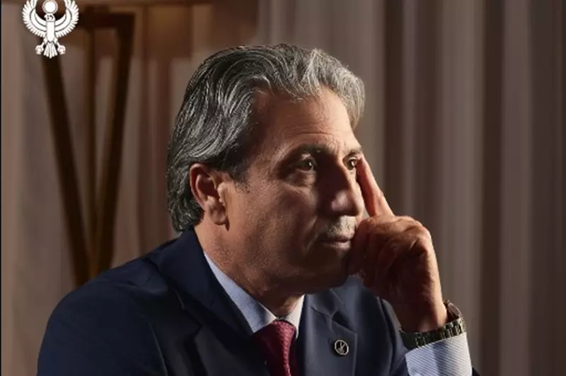 من 8 أفراد..