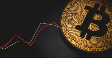 "البيتكوين" تنخفض 4%.. الصراع