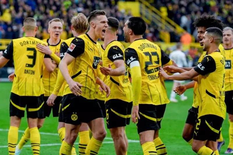 بـ10 لاعبين فقط.. بوروسيا