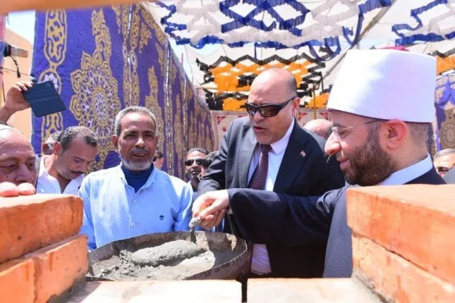 تبرع رجل أعمال يدشن وضع حجر الأساس لمسجد برأس غارب