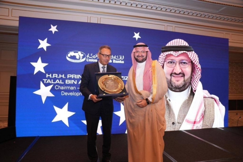 تسلم الأمير عبدالعزيز بن