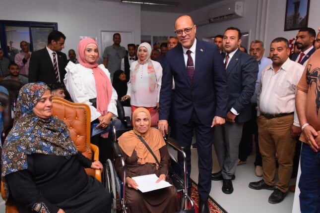 «تسليم عقود عمل» 50