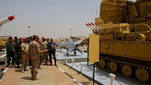 تشكيل الدفاع الجوي يستعرض