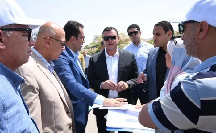 تفقد الشربيني مشروع الإسكان الأخضر في العاشر