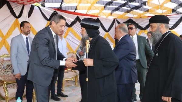 تهنئة أسقف السويس للمحافظ