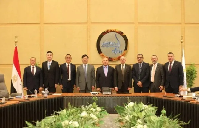 توقيع عقد لبناء سفينتين جديدتين بحضور وزير الصناعة  
وزير الصناعة يشهد اتفاقًا لإنشاء سفينتين جديدتين  
حضور وزير الصناعة في مراسم توقيع عقد لبناء سفينتين  
عقد بناء سفينتين جديدتين بحضور وزير الصناعة