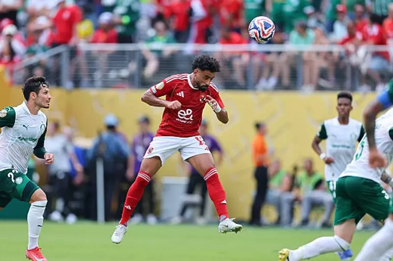ثنائي الأهلي مهدد.. مروان عطية ضمن 11 لاعبًا خارج جولة الحسم بالمونديال