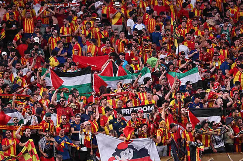 بالأعلام واللافتات.. جماهير الترجي