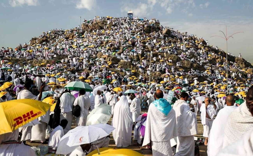 حجاج بيت الله يصلون