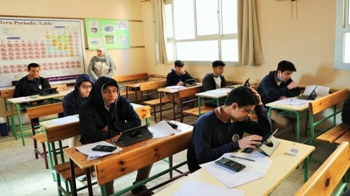 حصول الطلاب على نتيجة