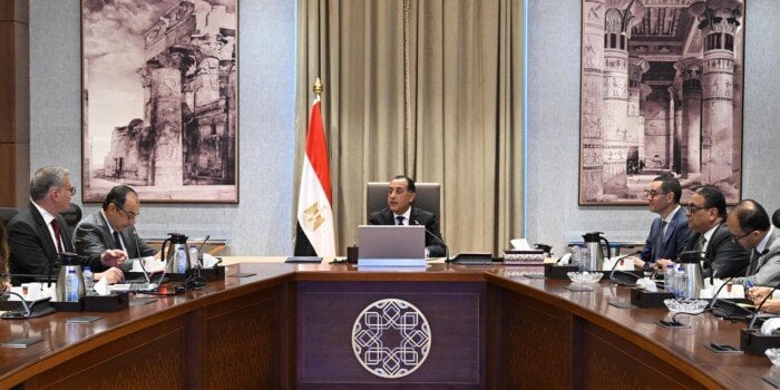 رئيس الوزراء يراقب تطورات