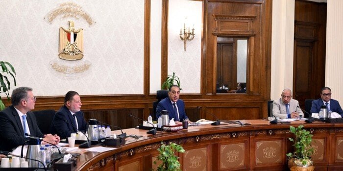 رئيس الوزراء يراقب خطوات