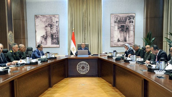رئيس الوزراء يستعرض الموقف
