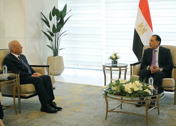 رئيس الوزراء يستعرض مع