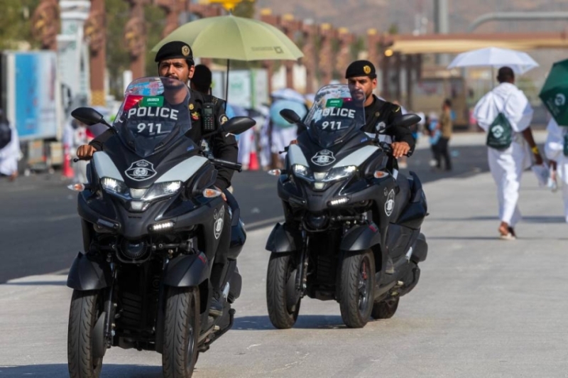 رجال الأمن ينظمون الحشود