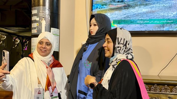 روبوتات ذكية ترحب بحجاج