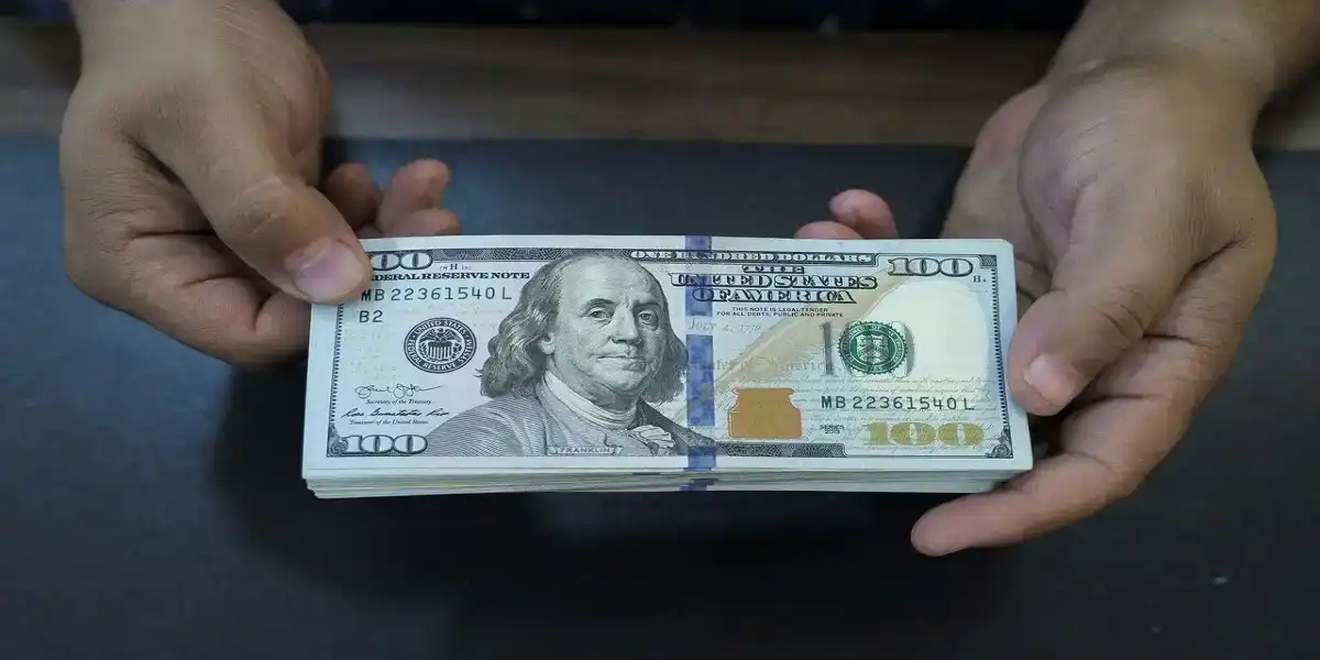 سعر صرف 100 دولار مقابل الدينار العراقي اليوم