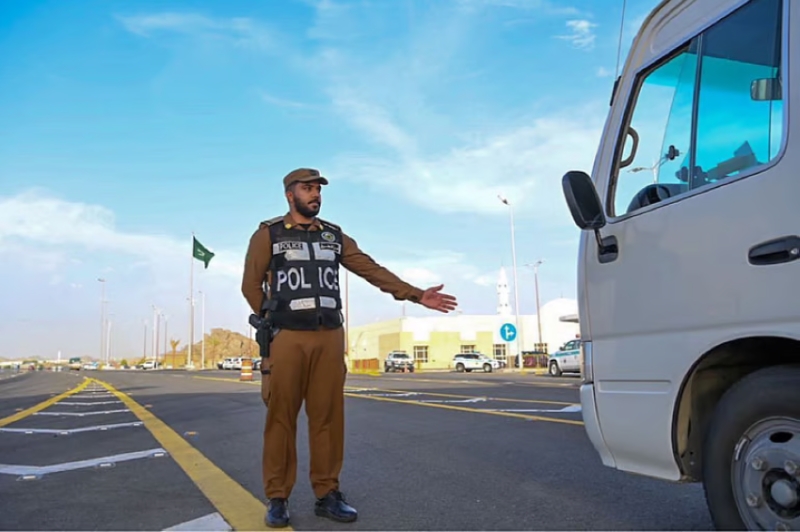ضبط مواطنين لنقل مقيمين