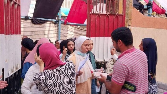 طلاب الثانوية العامة يتوافدون