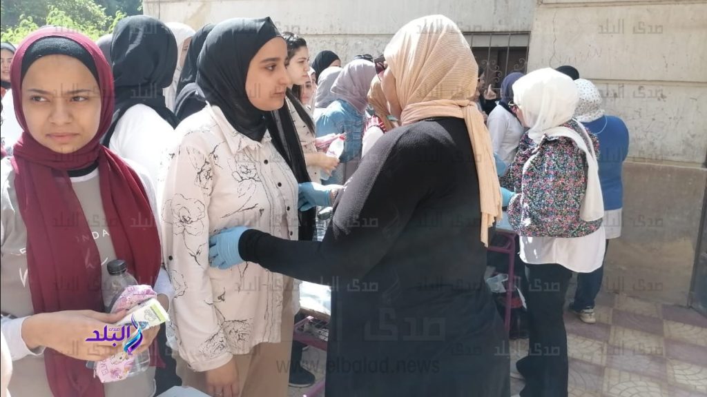 طلاب الثانوية العامة يتوافدون