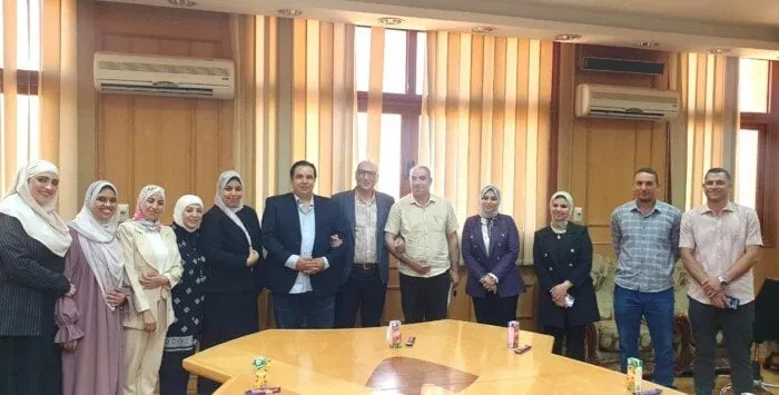 عميد تجارة كفر الشيخ يكرم فريق الدراسات العليا تقديرًا لجهودهم المؤسسية
