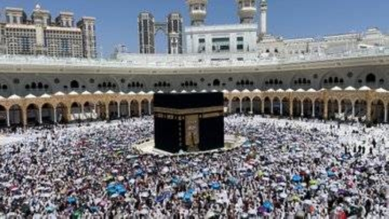عناية شاملة بسجاد المسجد