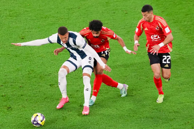 لاعب باتشوكا: الأهلي يلعب
