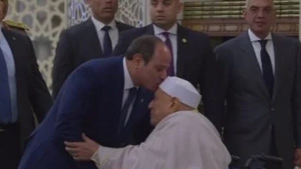 لقاء إنساني.. السيسي يقبل