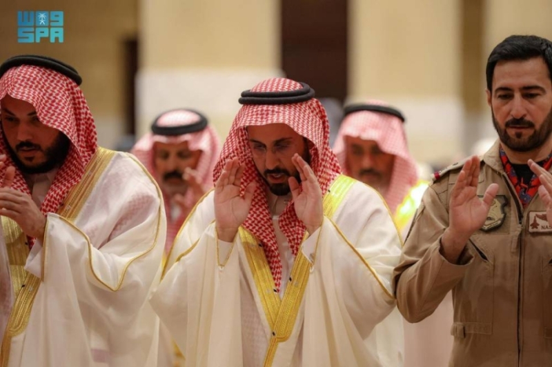 محافظ الخرج يشارك جموع